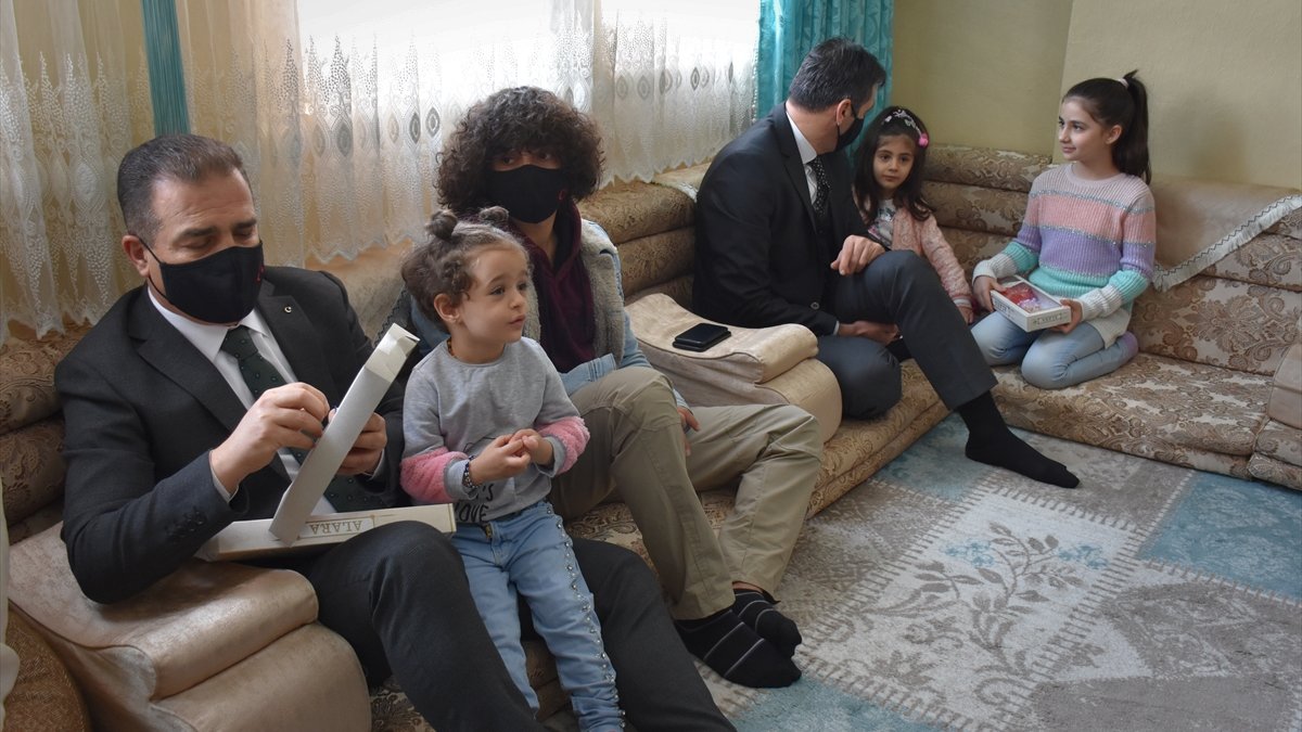 Hakkari Valisi Akbıyık'tan şehit ailelerine ziyaret