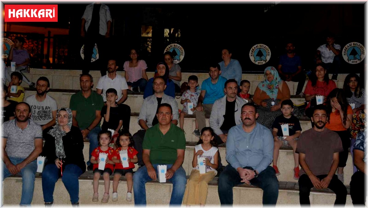 Hakkari Valisi Akbıyık, vatandaşlarla birlikte açık havada film izledi