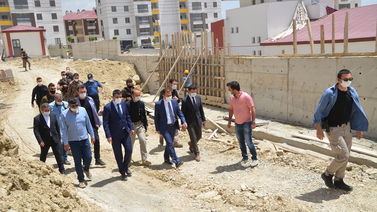 Hakkari Valisi Akbıyık Yüksekova'da incelemelerde bulundu