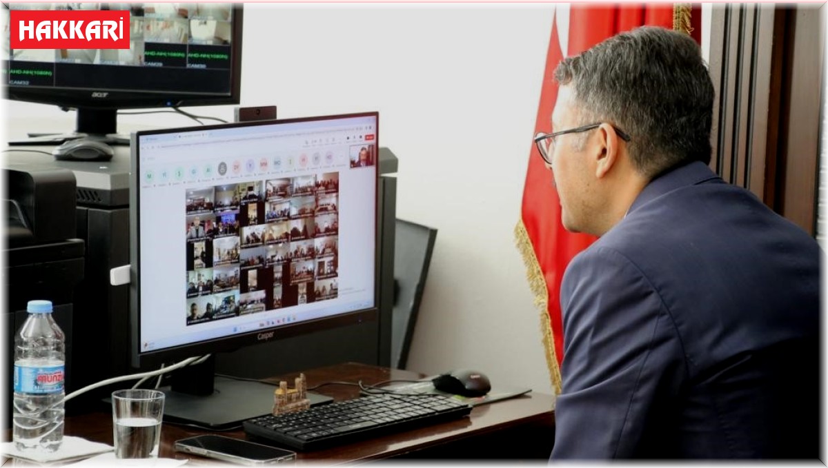 Hakkari Valisi Ali Çelik, zoon üzerinde görüştüğü 5 bin öğretmene teşekkür etti