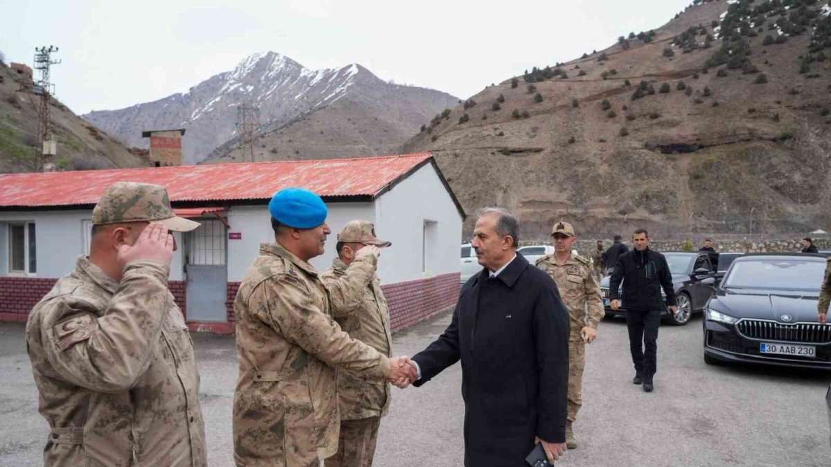 Hakkari Valisi Taşyapan’dan Zap Jandarma Karakolu’na bayram ziyareti