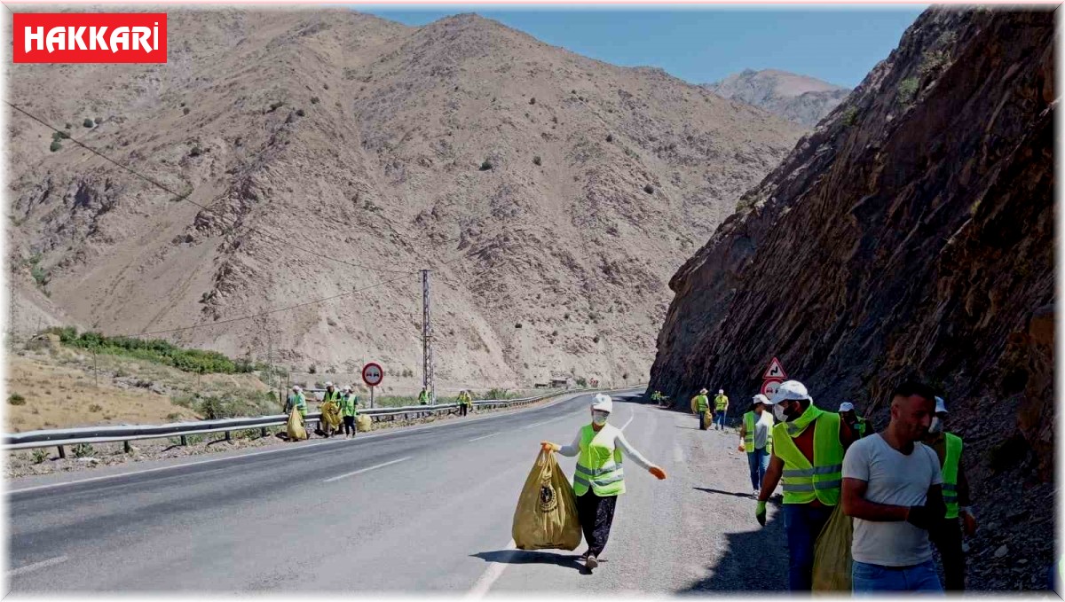 Hakkari-Van kara yolunda çevre temizliği