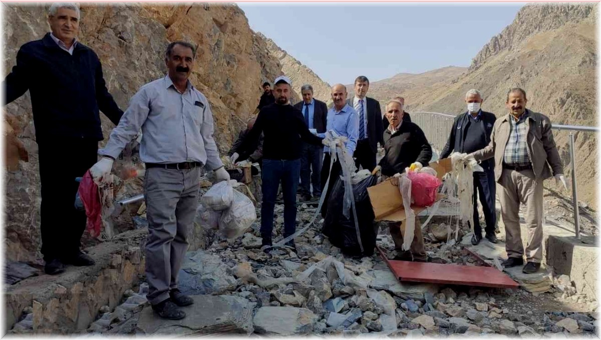 Hakkari-Van karayolu çöplerden temizlendi