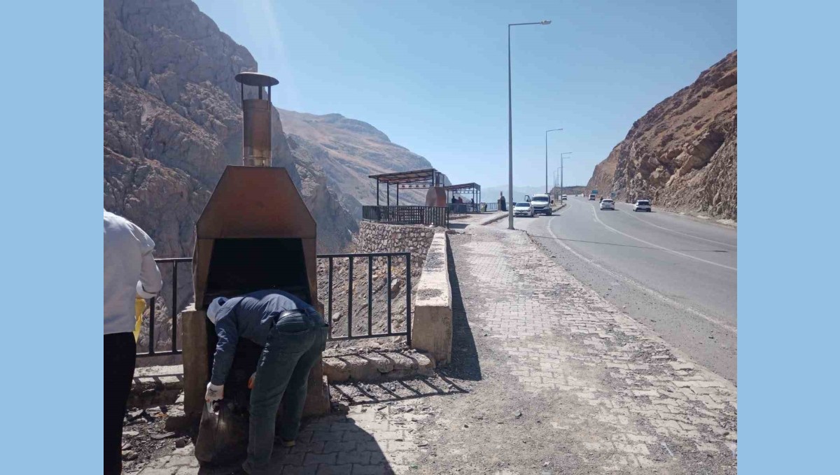 Hakkari-Van karayolunda temizlik çalışması