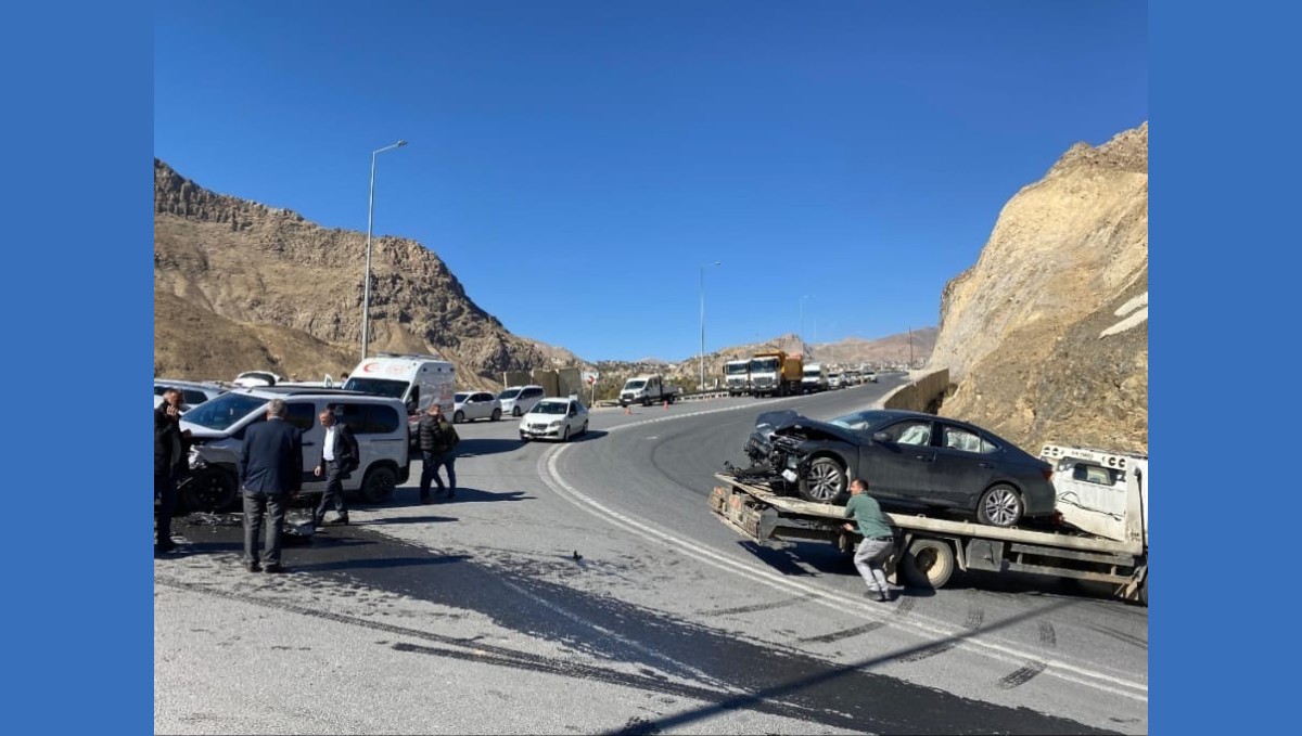 Hakkari-Van karayolunda trafik kazası: 3 yaralı