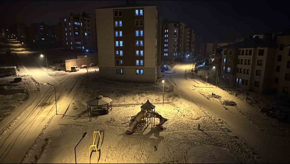 Hakkari ve ilçelerinde eğitime kar engeli