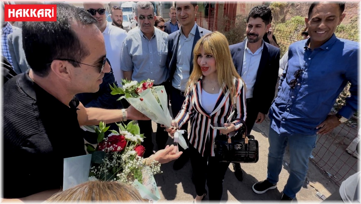 Hakkari'ye gelen Irak kafilesi güllerle karşılandı