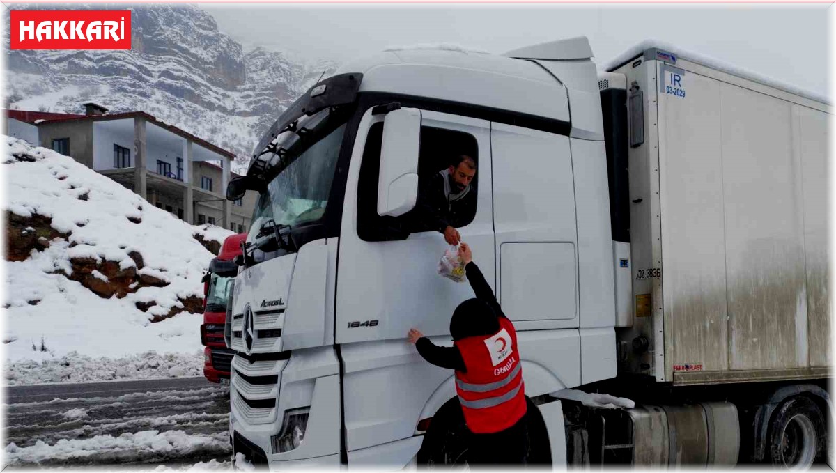 Hakkari yolda kalanlara kumanya dağıtıldı