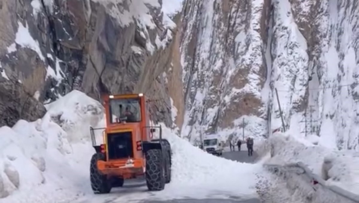 Hakkari-Yüksekova kara yoluna çığ düştü