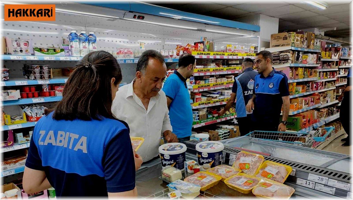 Hakkari zabıtası tarihi geçmiş ürünleri imha etti