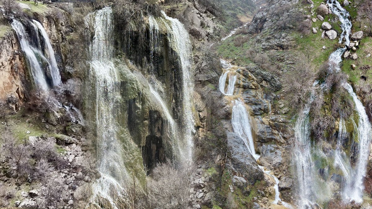 Hakkari’de baharın en etkileyici manzarası: Coşan şelaleler havadan görüntülendi