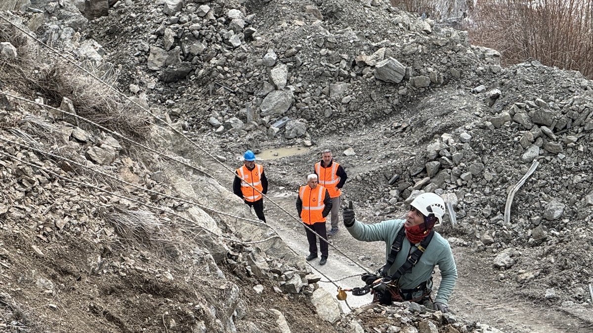 Hakkari’de dağcılar, kara yolunu tehdit eden kayaları tek tek kontrollü düşürüyor