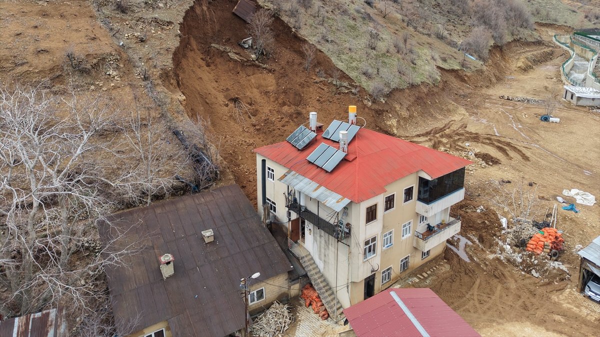 Hakkari’de Gece Heyelanı: 3 Katlı Evin Alt Katı Hasar Gördü