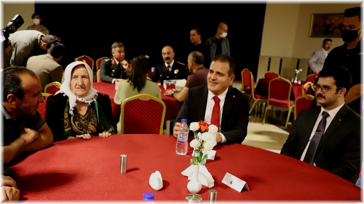 Hakkari’de şehit ve gazi yakınlarının onuruna yemek verildi