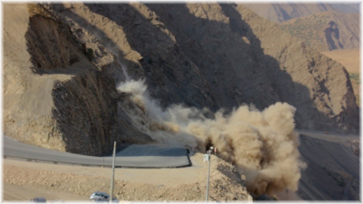 Hakkari’de yol çalışmasında dinamit patlatıldı