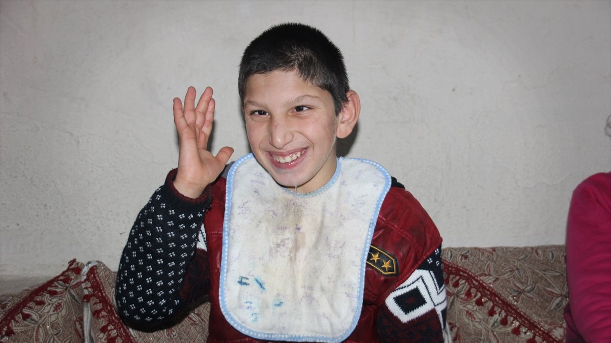 Hakkarili aile, yutkunmakta güçlük çeken engelli çocuklarının tedavisi için yardım bekliyor