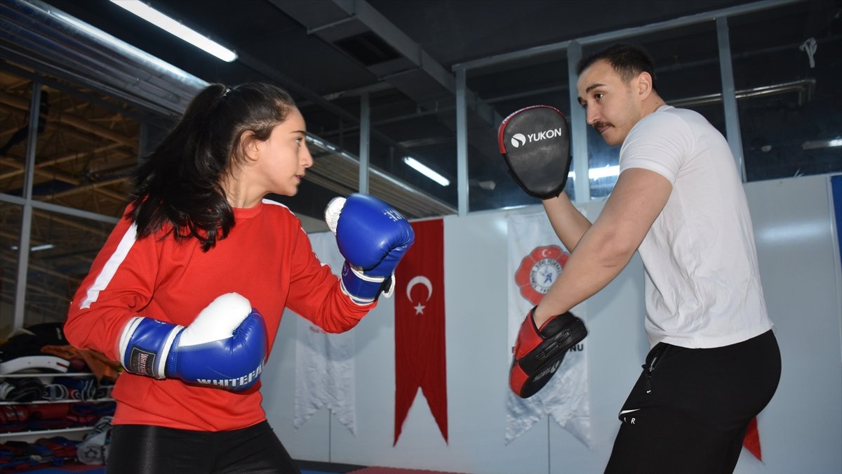 Hakkarili "altın kız", boksta da gözünü zirveye dikti