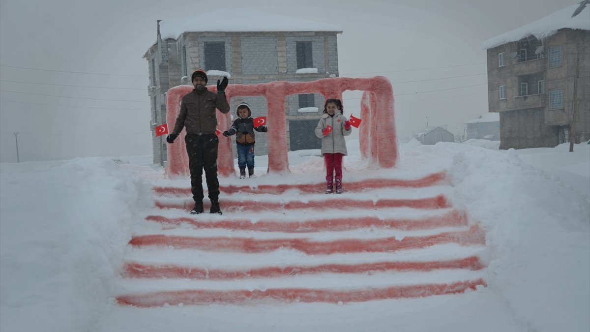 Hakkarili baba, kardan Anıtkabir maketi yaparak kızının hayalini gerçekleştirdi
