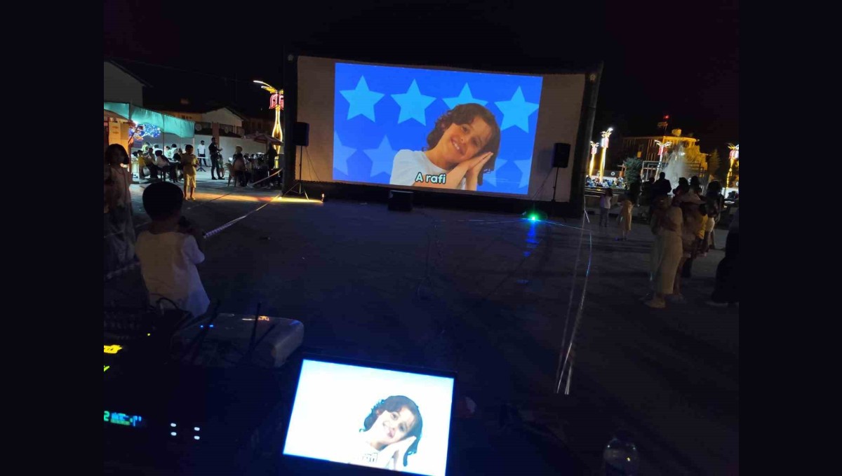 Hakkarili çocuklar karaoke sahnesinde hünerlerini sergiledi