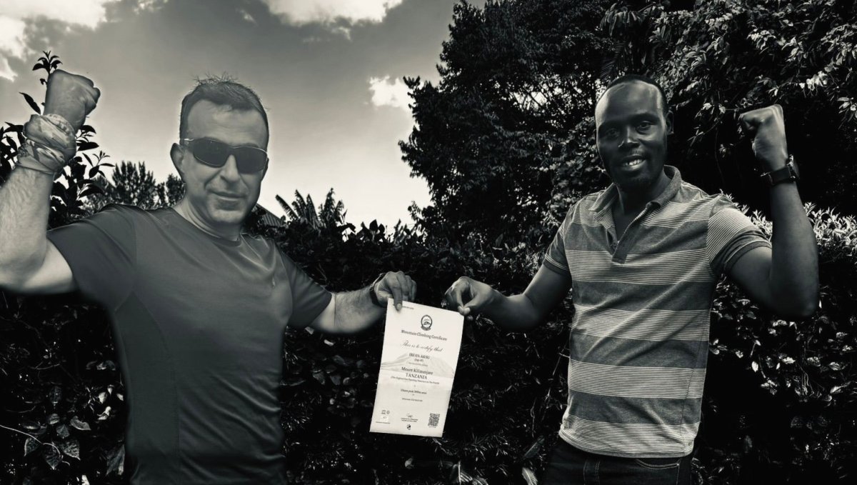 Hakkarili dağcı Kilimanjaro zirvesinde