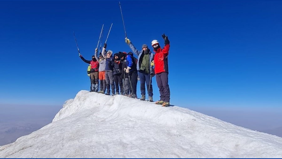 Hakkarili dağcılar rehberliğinde Ağrı Dağı'na zirve tırmanışı