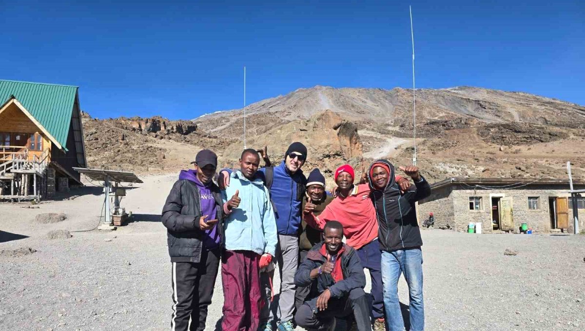 Hakkarili eğitimci Kilimanjaro'ya tırmandı