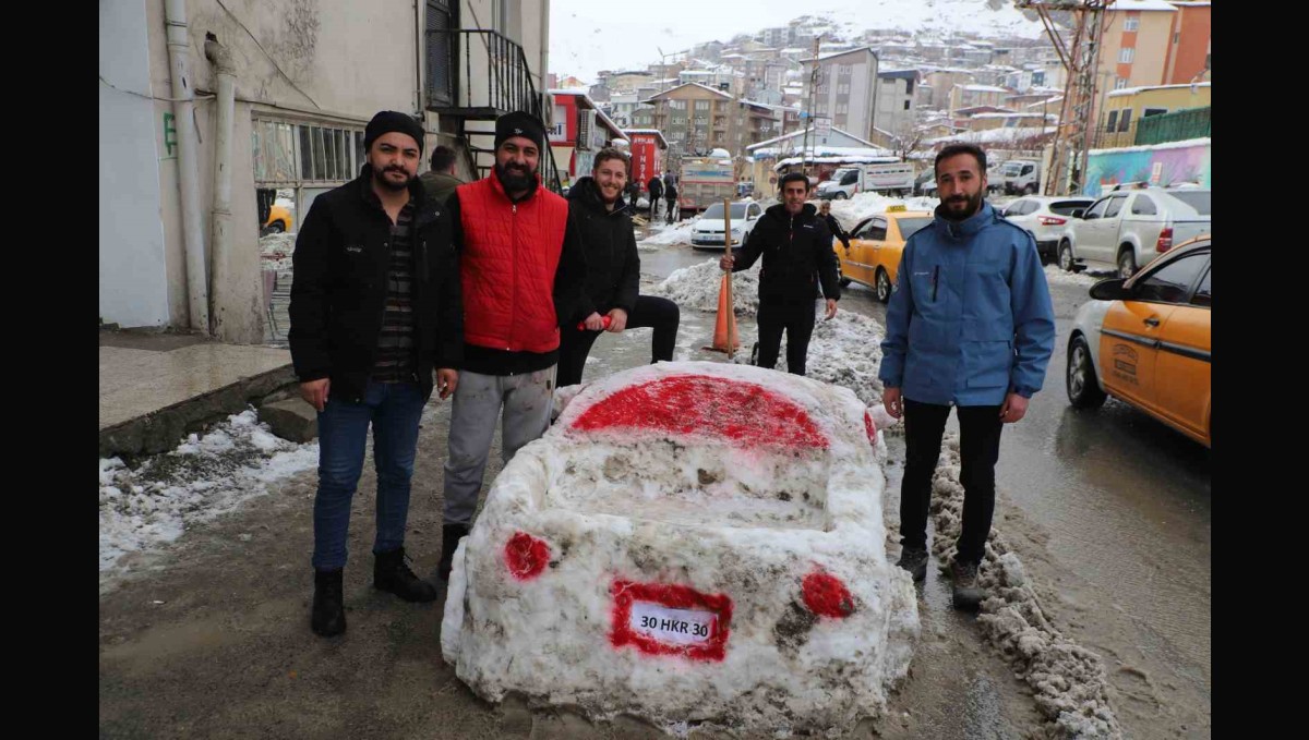 Hakkarili esnaf kardan araba yaptı