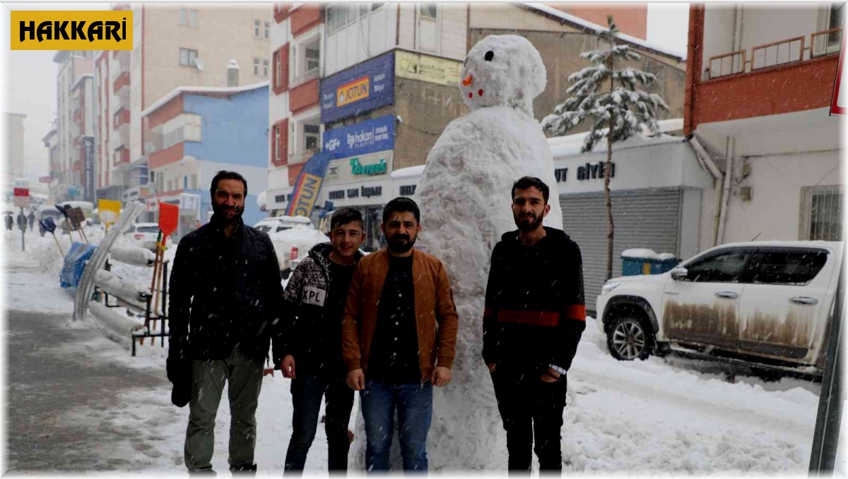 Hakkarili esnaftan 2 metrelik kardan adam