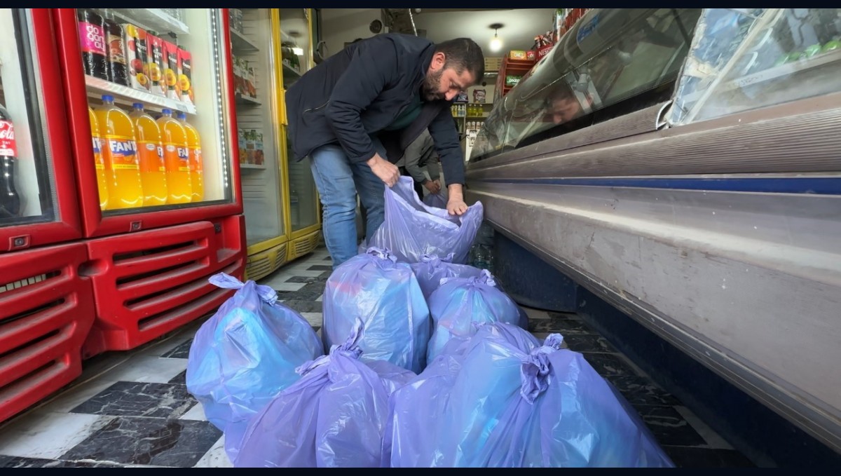 Hakkarili esnaftan vefa örneği: 30 yıllık esnaf, kalan tüm kırtasiye malzemesini 500 öğrenciye hediye etti