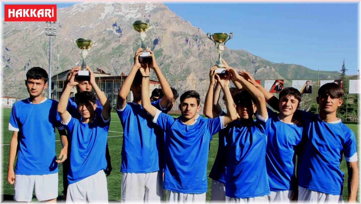 Hakkarili futbolcular destek bekliyor