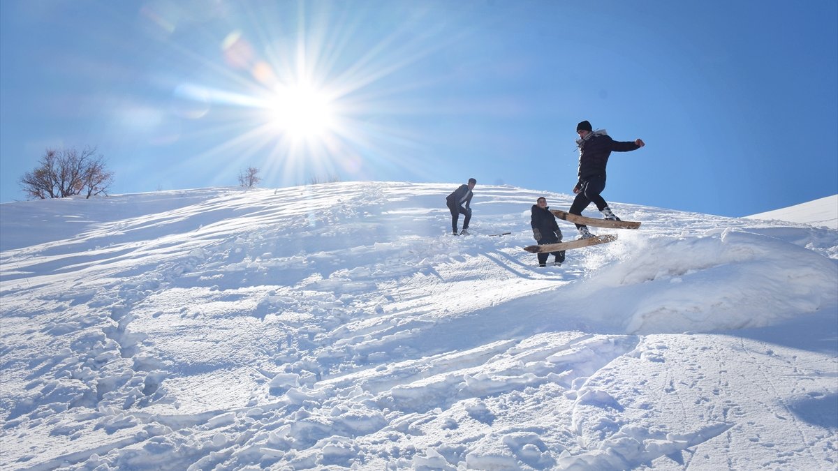 Hakkarili gençler tahta kayak takımlarıyla profesyonel kayakçılara taş çıkartıyor
