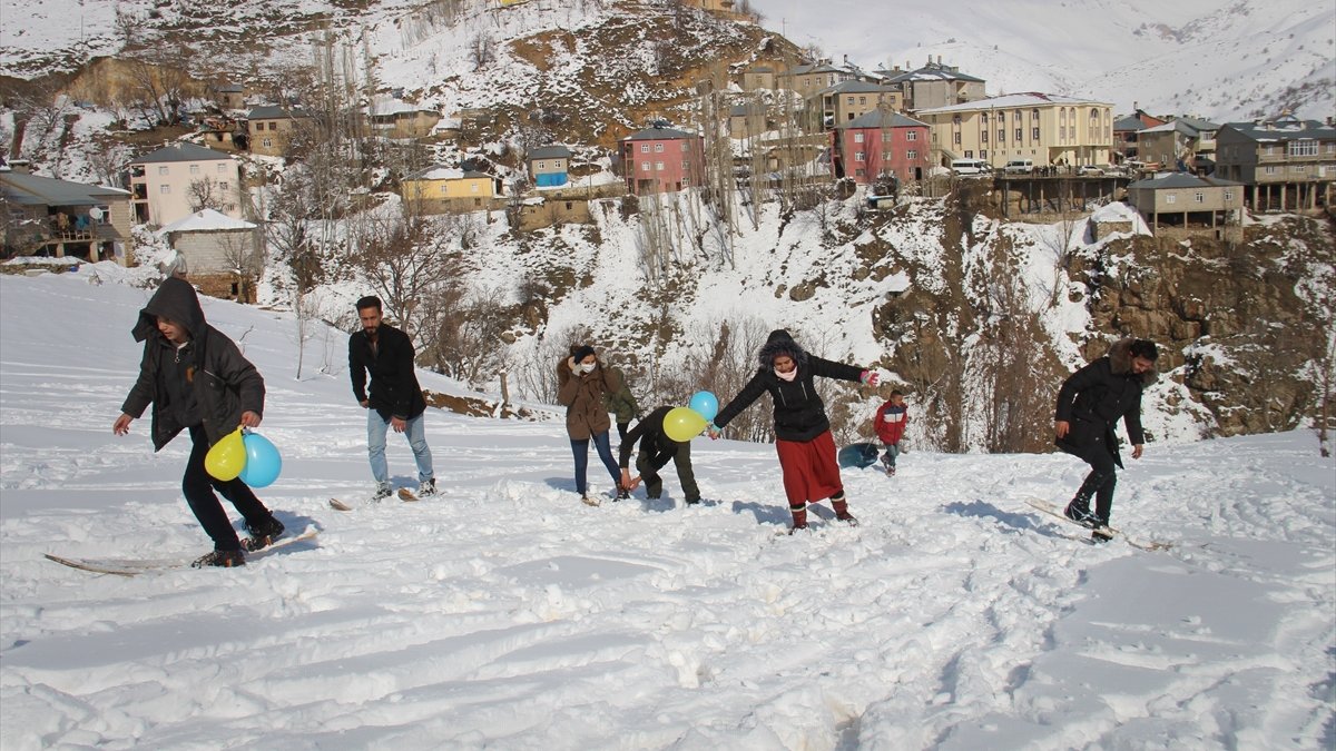 Hakkarili gençlerin tahta kayak takımlarıyla kayma çabasına öğretmen ve öğrenciler de eşlik etti