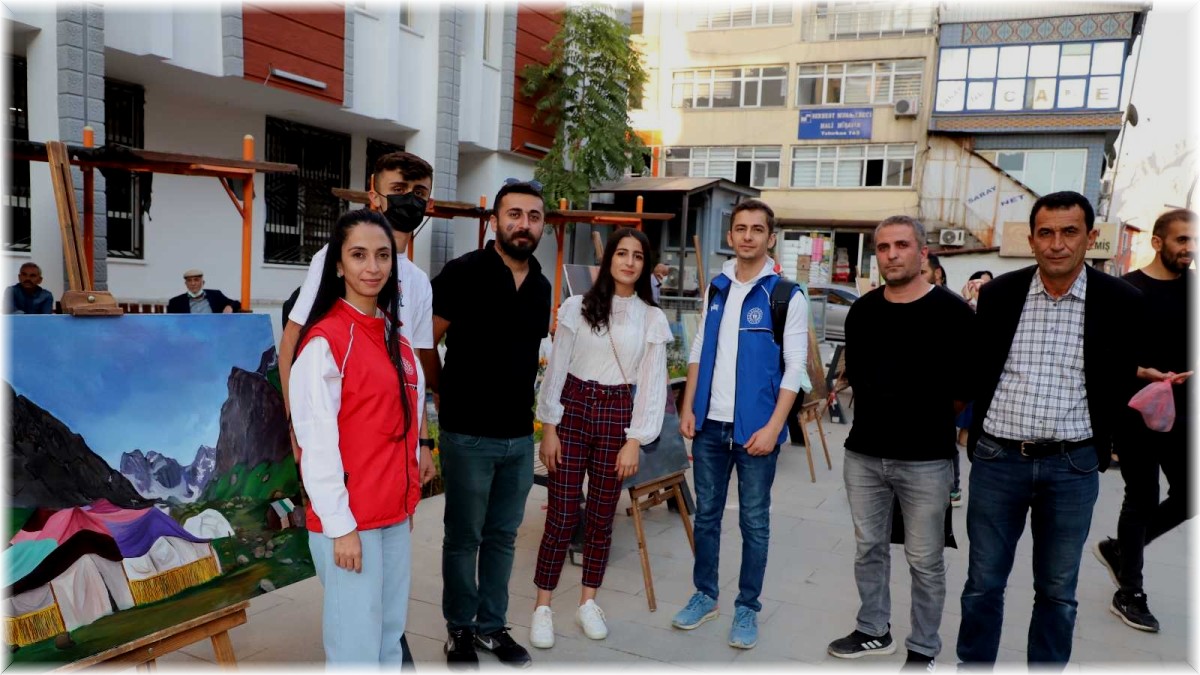 Hakkarili gençlerin yağlı boya resimleri beğeni topladı