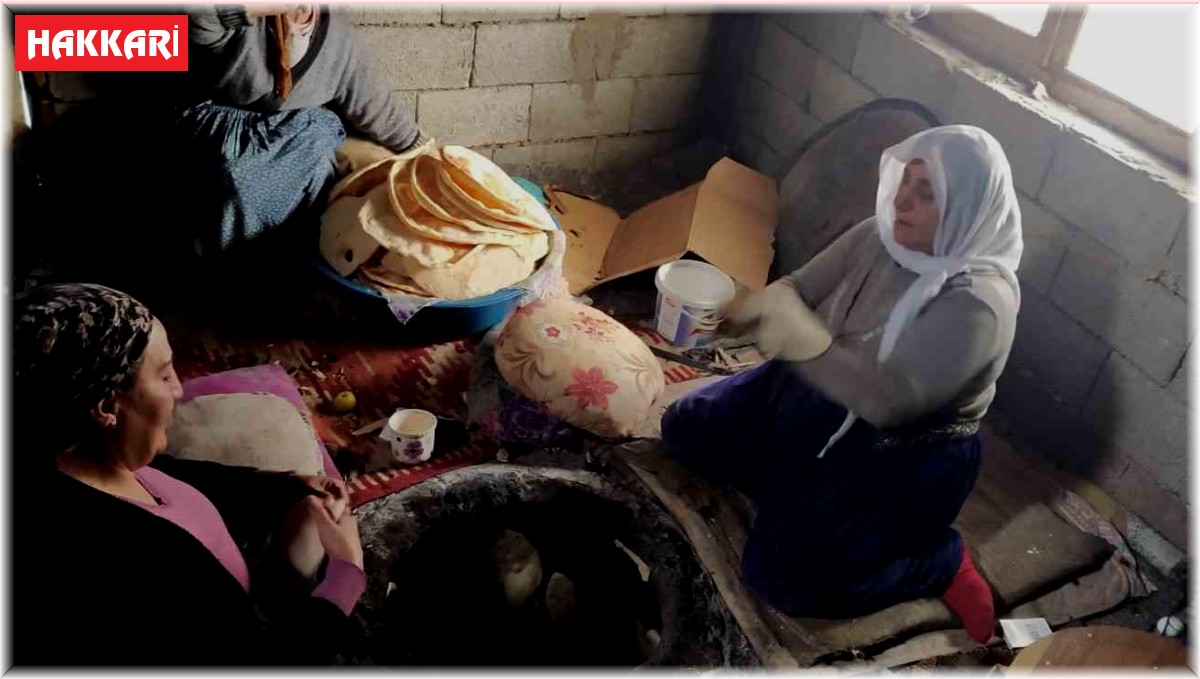 Hakkarili kadınlar deprem bölgesi için tandır başından ayrılmıyor