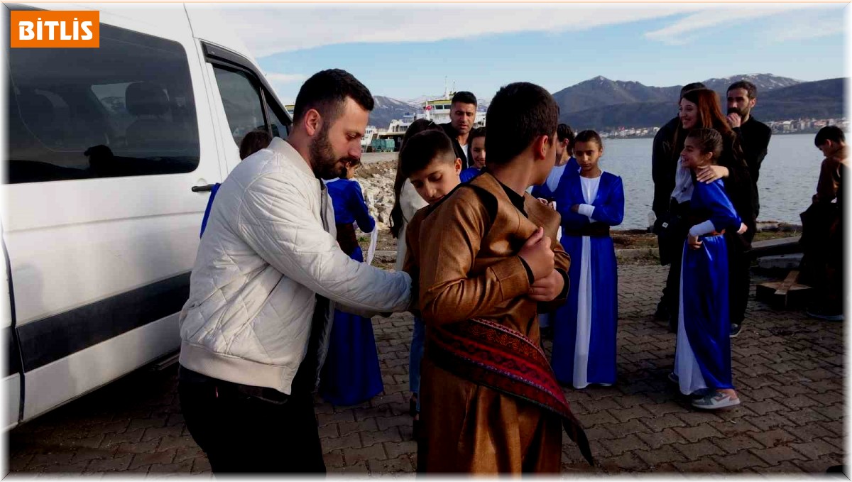 Hakkarili minikler ilk kez feribota binip Van Gölü kıyısında halay çekti