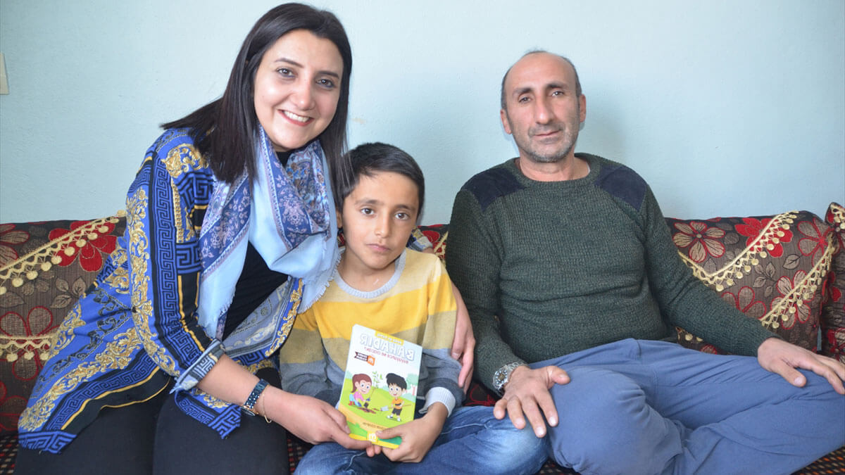 Hakkarili öğrenci Ömer Işık kitapları tersten okuyor