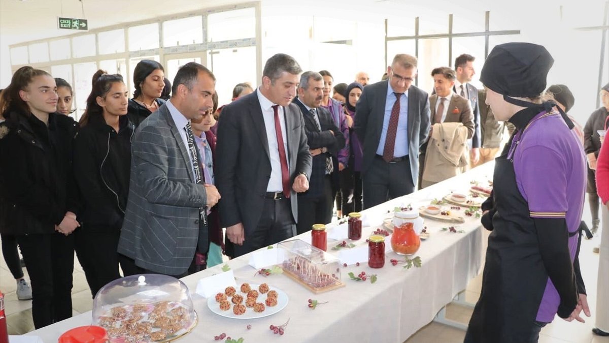 Hakkarili öğrenciler alıç meyvesinden çeşitli yiyecekler hazırladı