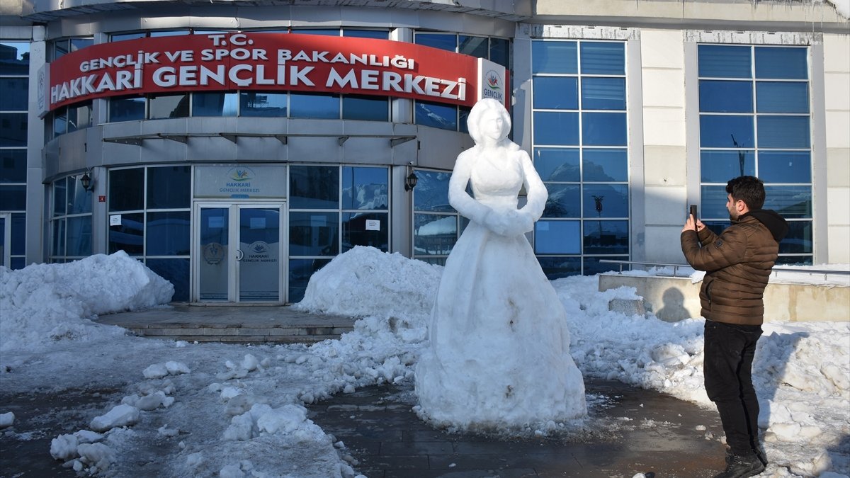 Hakkarili ressam "kardan kadın heykeli" yaptı