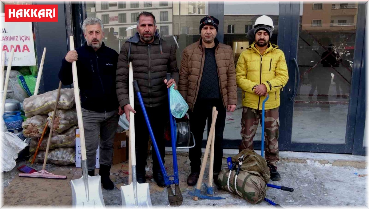 Hakkârili vatandaşlar ellerine kazma, kürek alıp deprem bölgesinin yolu tuttular
