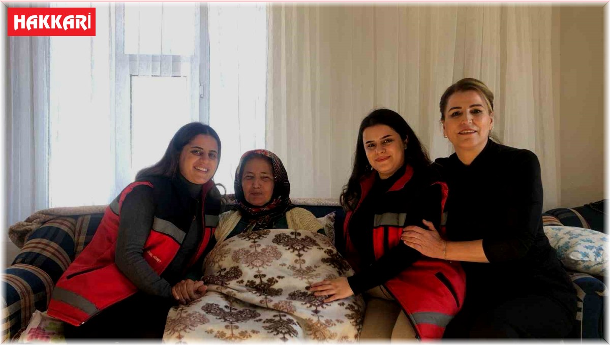 Hakkarili Zeynep Teyze'ye doğum günü sürprizi