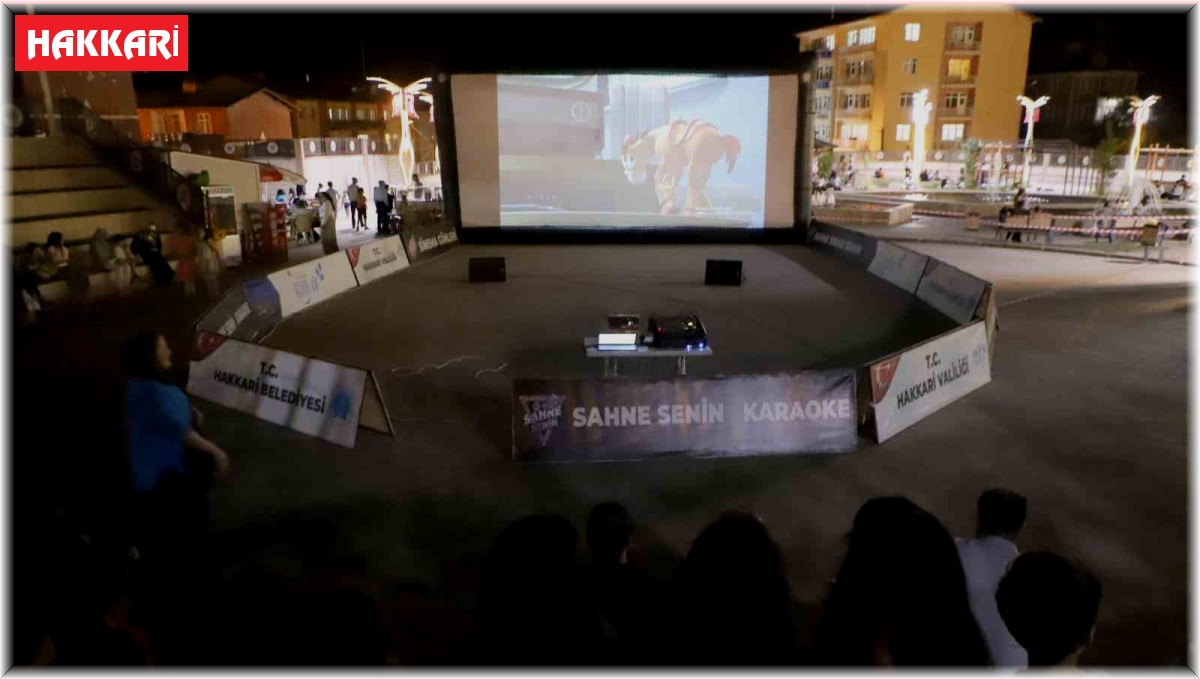 Hakkârililer dev ekranda çizgi film izledi