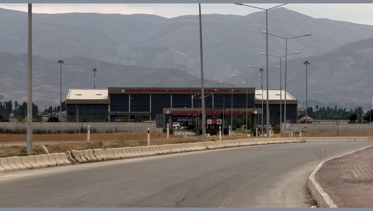 Hakkarililer havalimanına ek sefer istedi