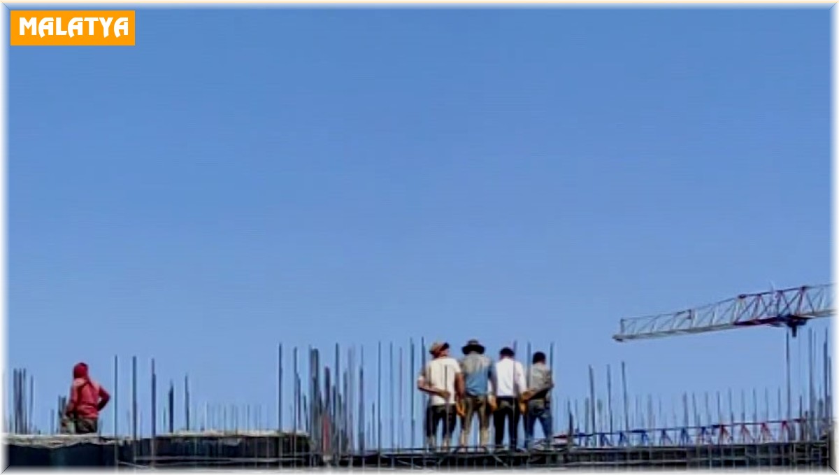 Halay çeken inşaat işçilerinin görüntüsü gülümsetti