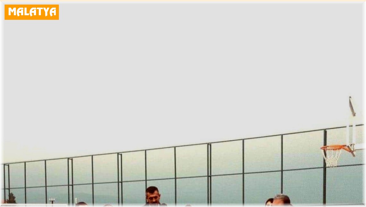 Halı saha açılış kurdelesini öğrenciler kesti