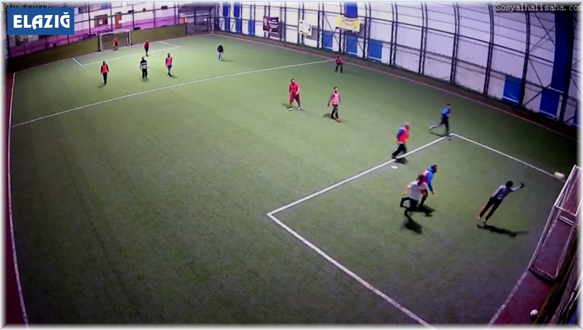 Halı saha maçındaki estetik gol, binlerce beğeni aldı