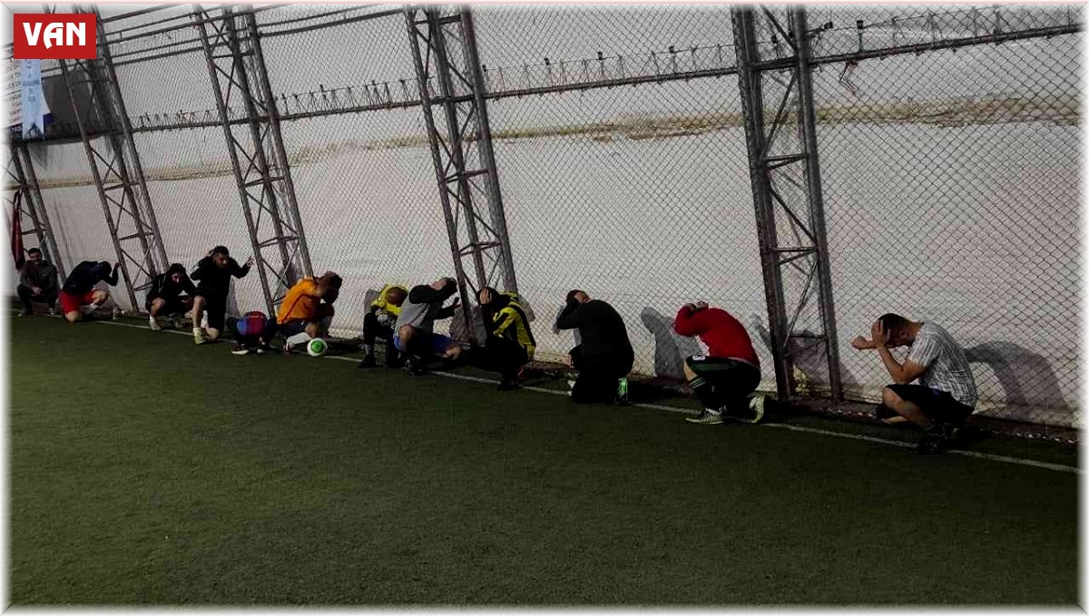 Halı saha oyuncularından "Çök-Kapan-Tutun" tatbikatına destek