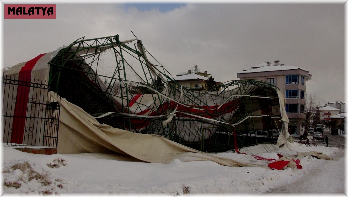 Halı sahanın çatısı çöktü facianın eşiğinden dönüldü