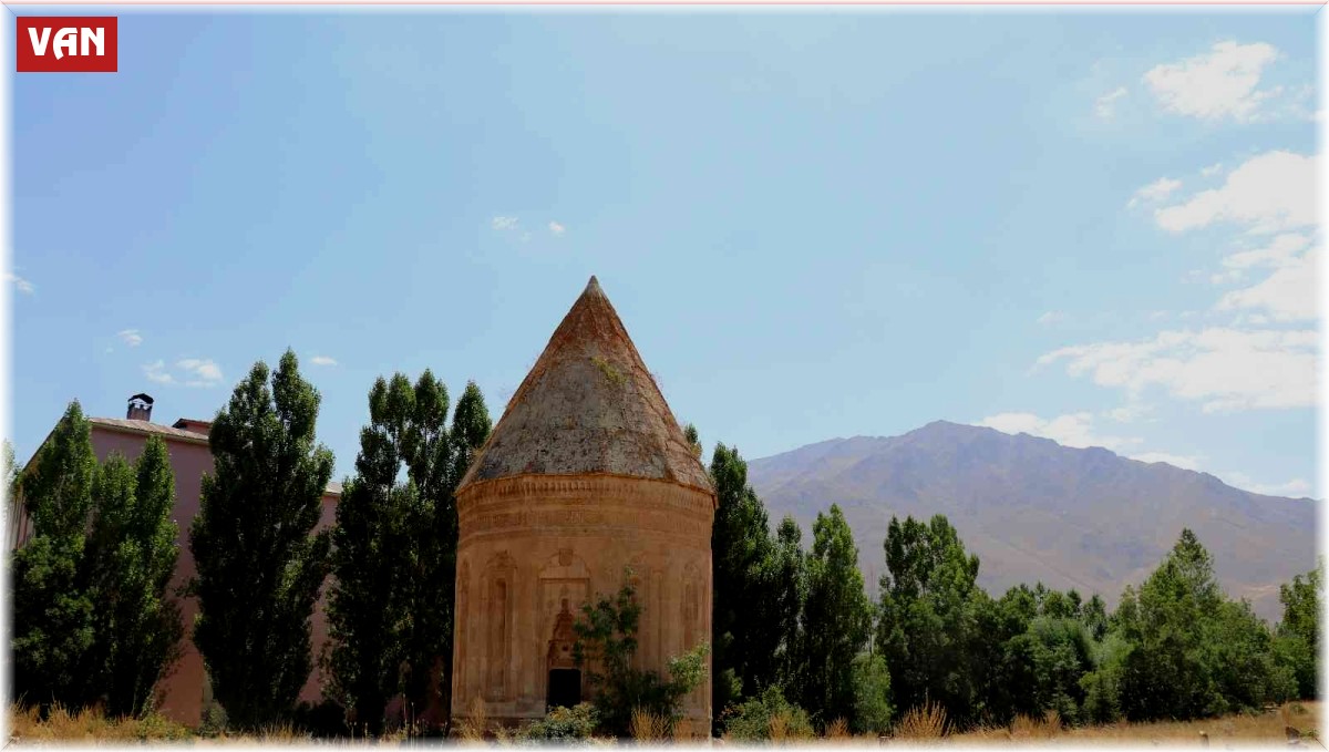 Halime Hatun Kümbeti'nin görünüşünü bozan yurt binasına yıkım kararı