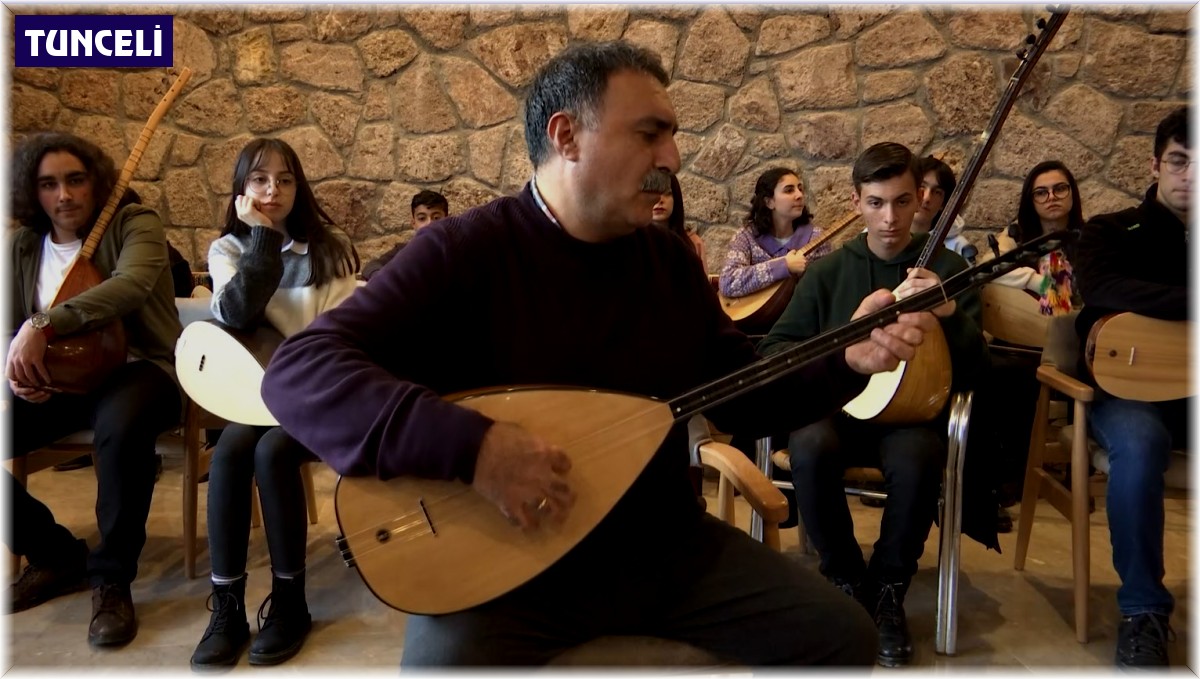 Halk müziği sanatçısı Erzincan, 4 yıldır köy köy gezerek bağlama geleneğini yaşatıyor