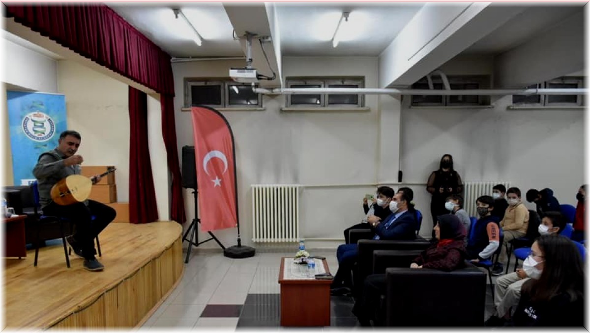 Halk müziği sanatçısı Erzincanlı, öğrencilerle bir araya geldi